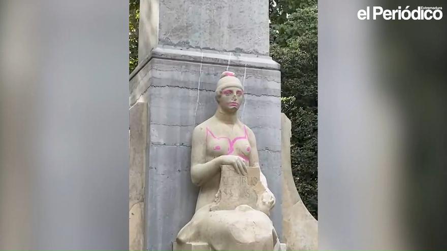 El vandalismo azota duramente al Paseo de Cánovas de Cáceres: las pintadas en la estatua de Muñoz Chaves indignan a la ciudad