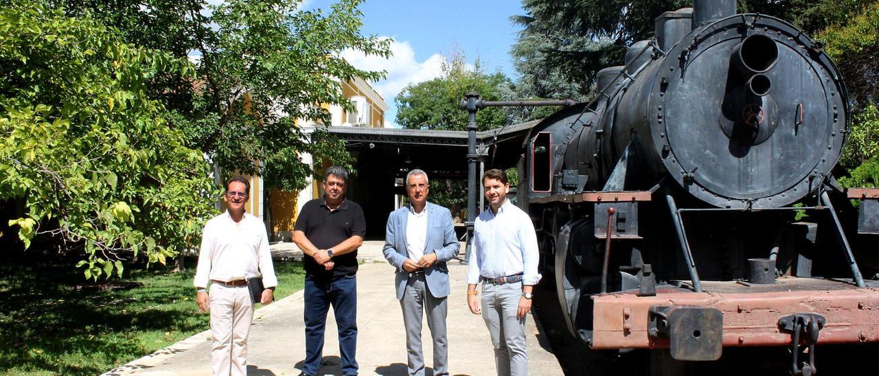 Representantes municipales y técnicos del GDR, en el exterior del albergue municipal.