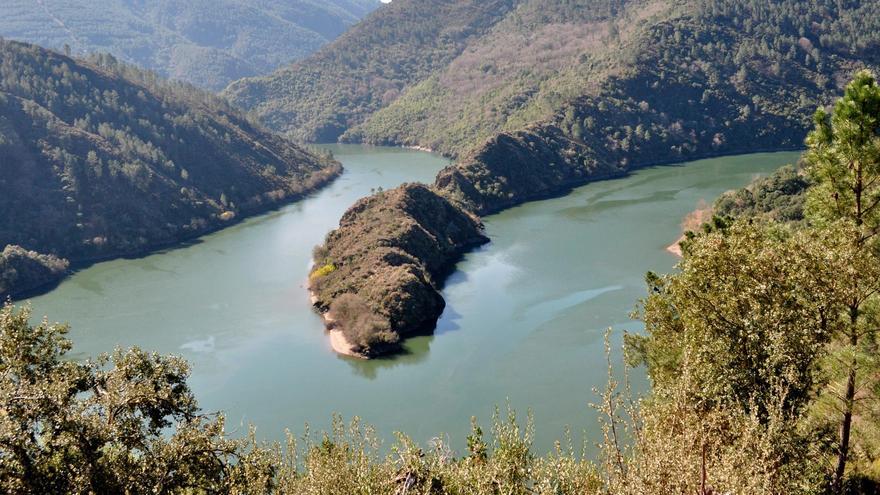 Meandro que forma el río Sil en A Cubela, uno de los lugares que incluye el mapa dentro del patrimonio geológico Foto: ECG