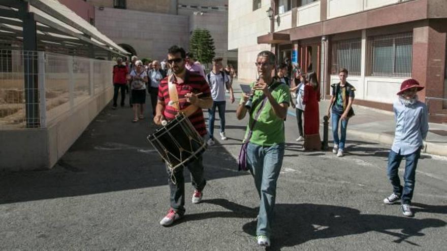 Los alumnos por los Baños Árabes, la basílica y la plaza de la Merced seguidos por el público.