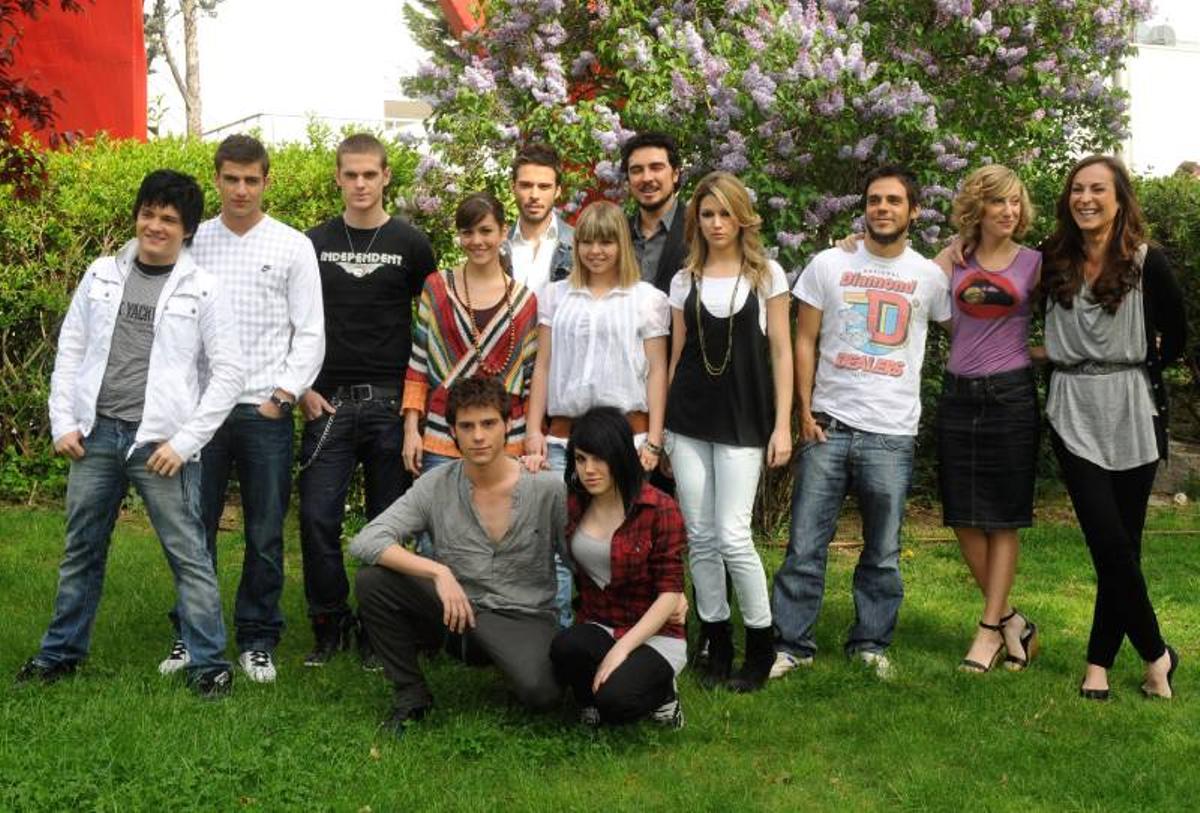 Maxi Iglesias junto a sus compañeros de 'Física o Química'