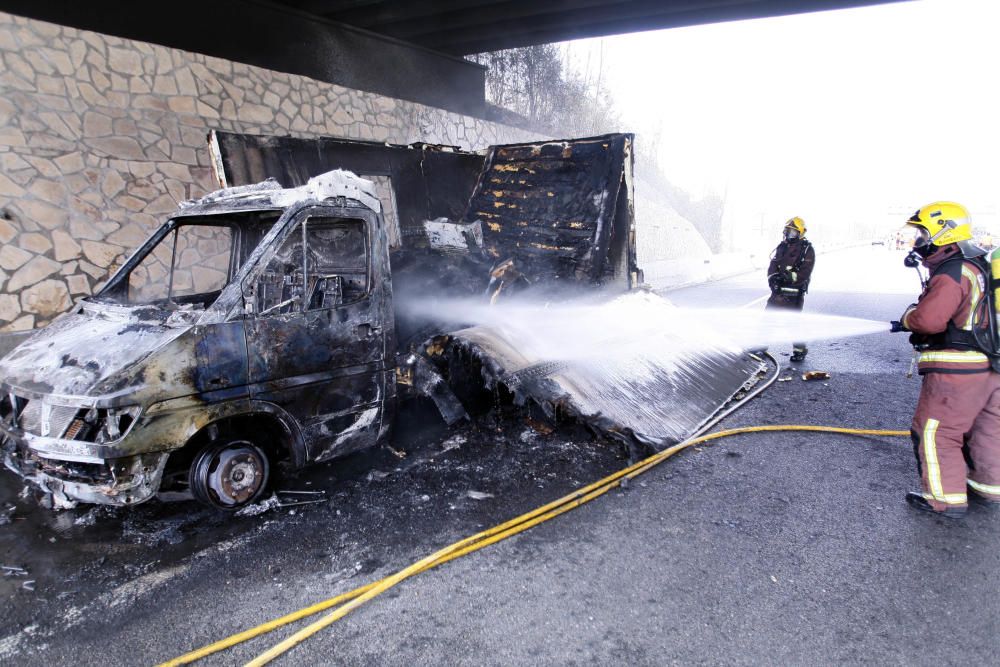 S''incendia un camió a l''AP7 a Salt i provoca cues a l''autopista