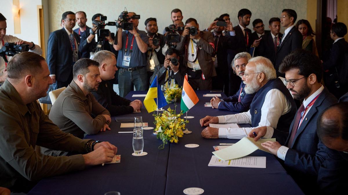 El presidente de Ucrania, Volodymyr Zelenskiy, y el primer ministro indio, Narendra Modi, se reúnen durante la cumbre de líderes del G7 en Hiroshima, Japón.