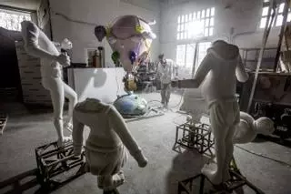 Los artistas de Hogueras de Alicante vuelven a plantar al 100%