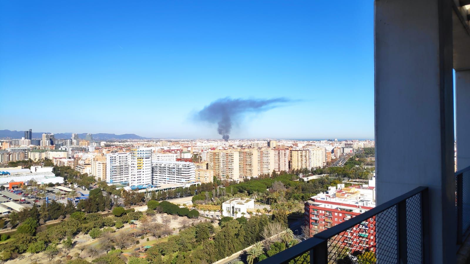 Incendio en una nave industrial de Tavernes Blanques