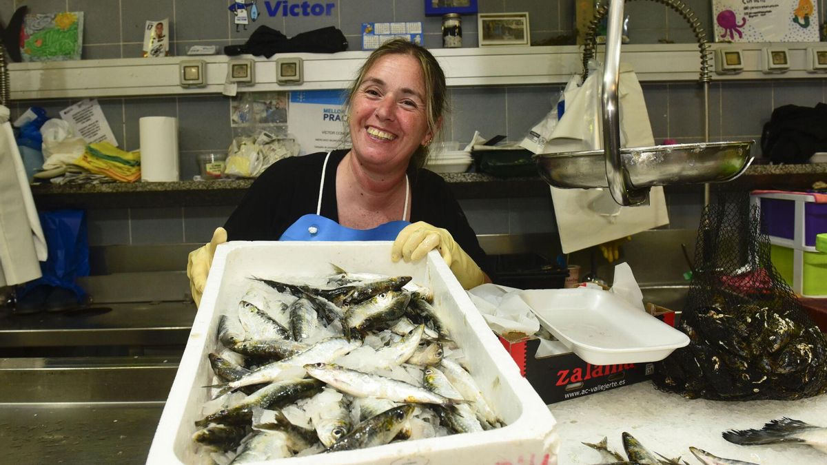 Rebeca Romero muestra sus sardinas a la venta en el mercado de la plaza de Lugo.