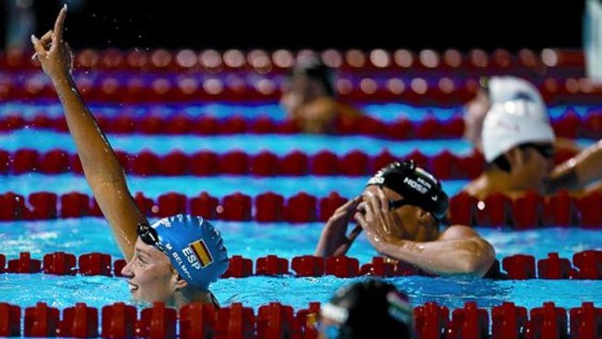 Mireia Belmonte festeja la medalla de plata conseguida en los 400 metros estilos