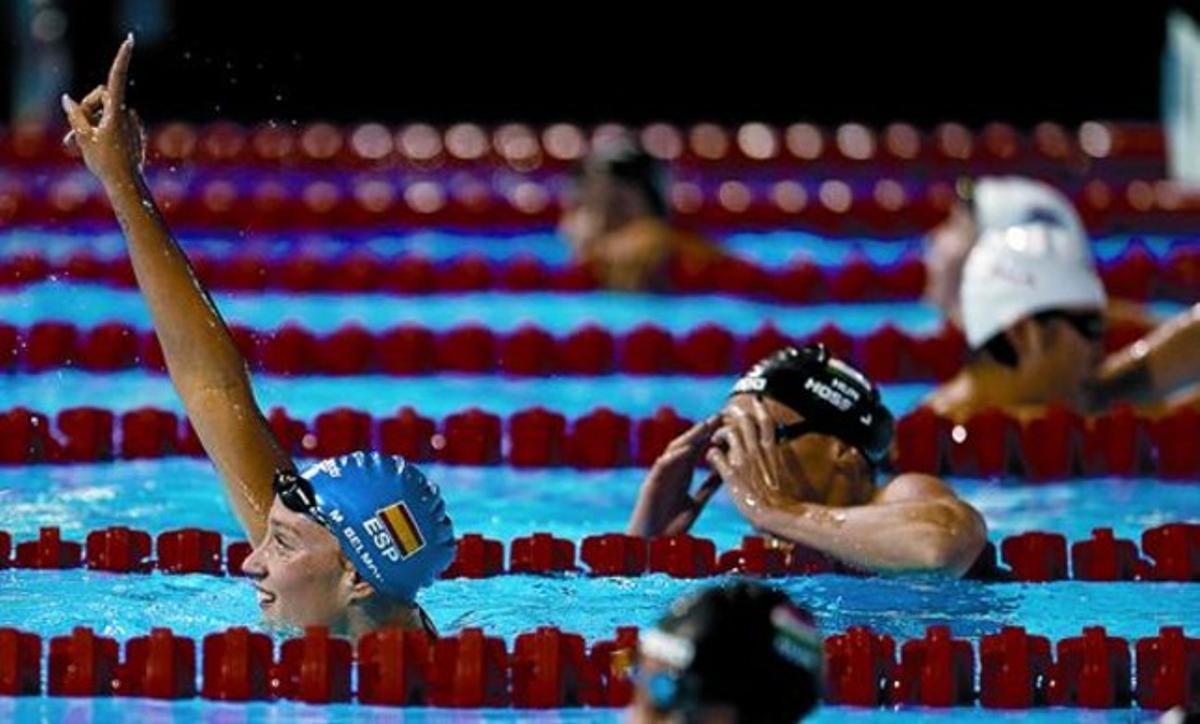 Mireia Belmonte festeja la medalla de plata conseguida en los 400 metros estilos