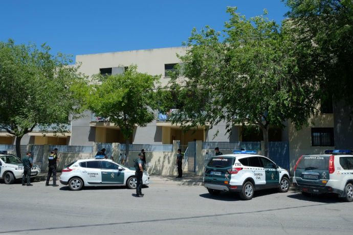 Guardia Civil y Policía Local despliegan un amplio dispositivo en el marginal distrito para detener al autor y restablecer la calma entre los dos clanes enfrentados