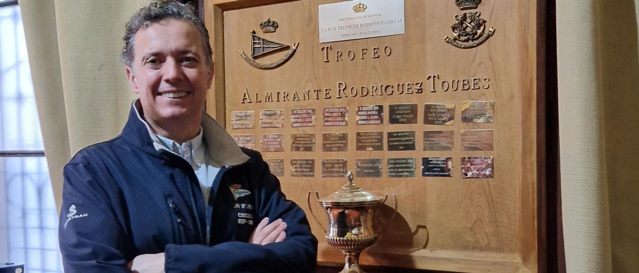 Wenceslao González-Garra González, nuevo presidente del Real Club de Regatas Galicia, en Vilagarcía.