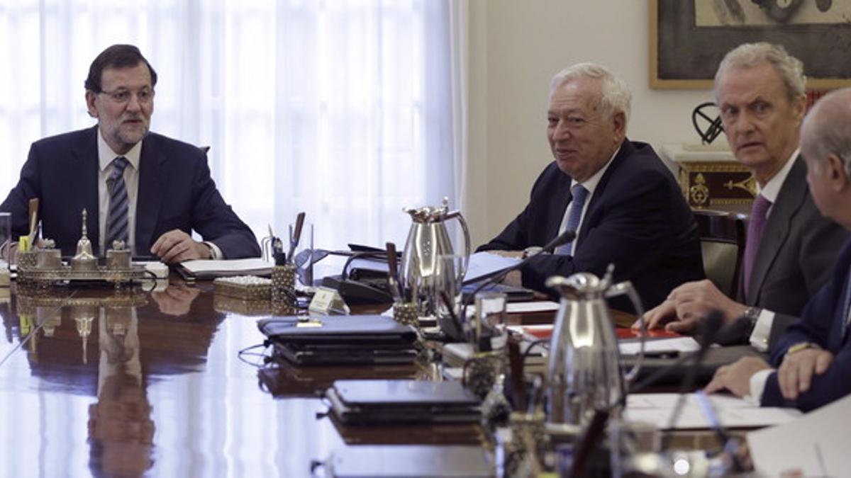 El ministro Margallo, junto a Rajoy, en el Consejo de Ministros extraordinario del lunes.