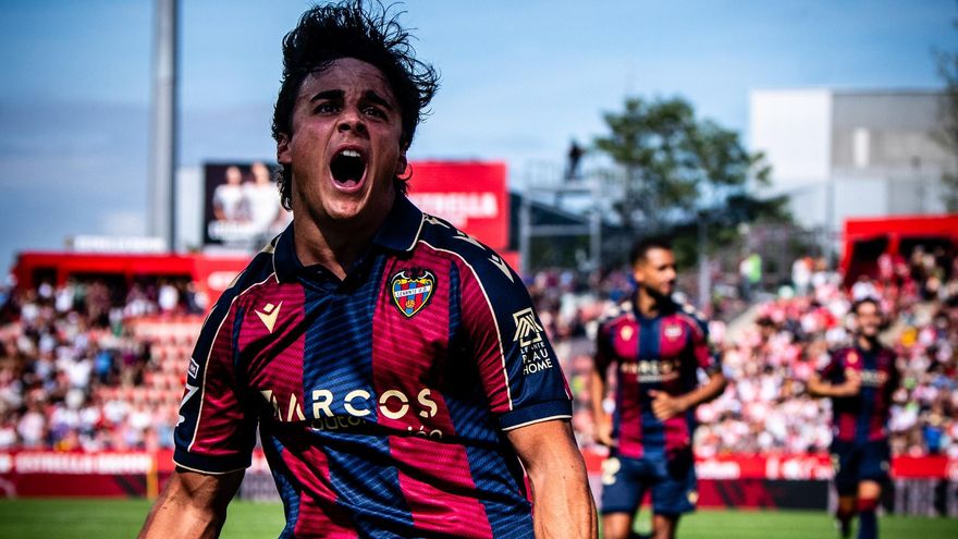 Carlos Álvarez celebra su gol en Girona.