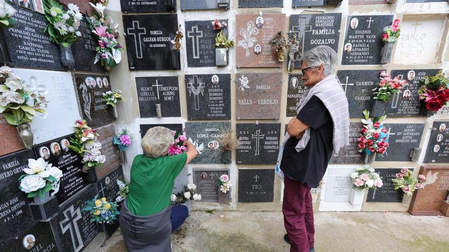 Visita adelantada al cementerio de València: "Venimos antes porque luego da miedo"