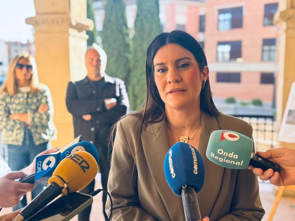 María Hernández durante su comparecencia ante los medios.