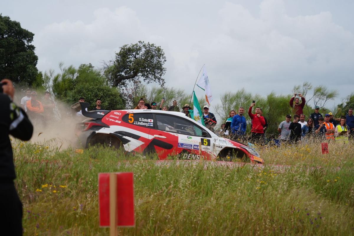 Goto Shotaro, tercero de la general, con un Toyota.