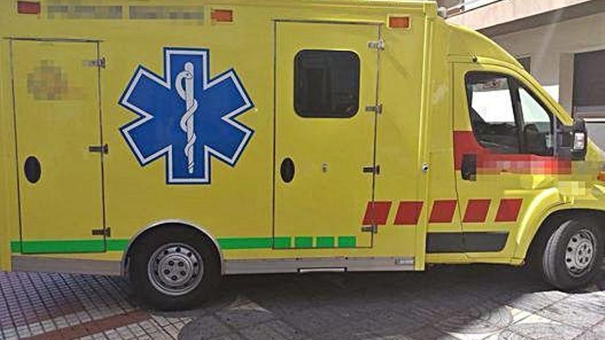 Una ambulancia atiende un servicio.