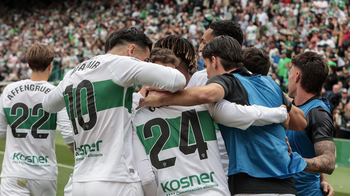 Los jugadores del Elche celebran el gol al Valencia