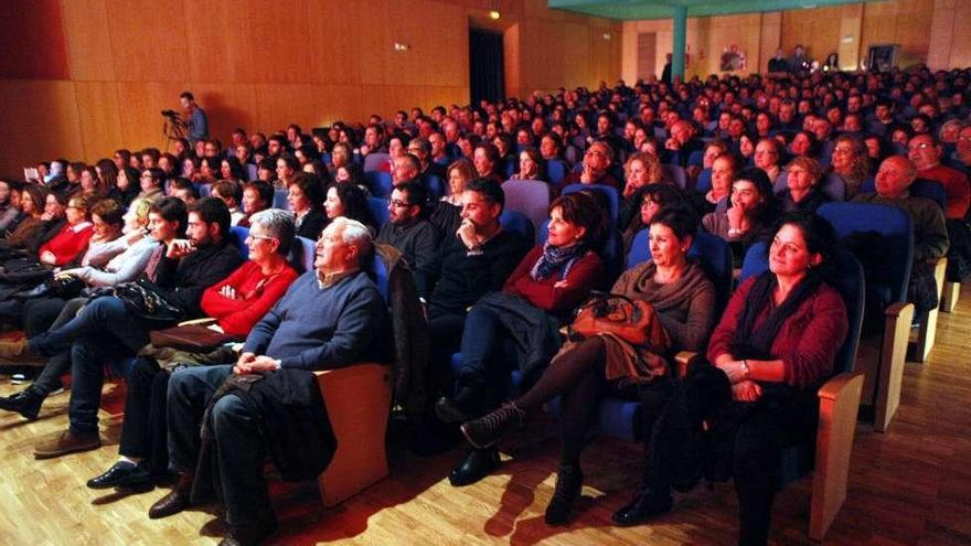 El público llenó el Principal en el estreno de la obra en la villa. // Bernabé / Luismy