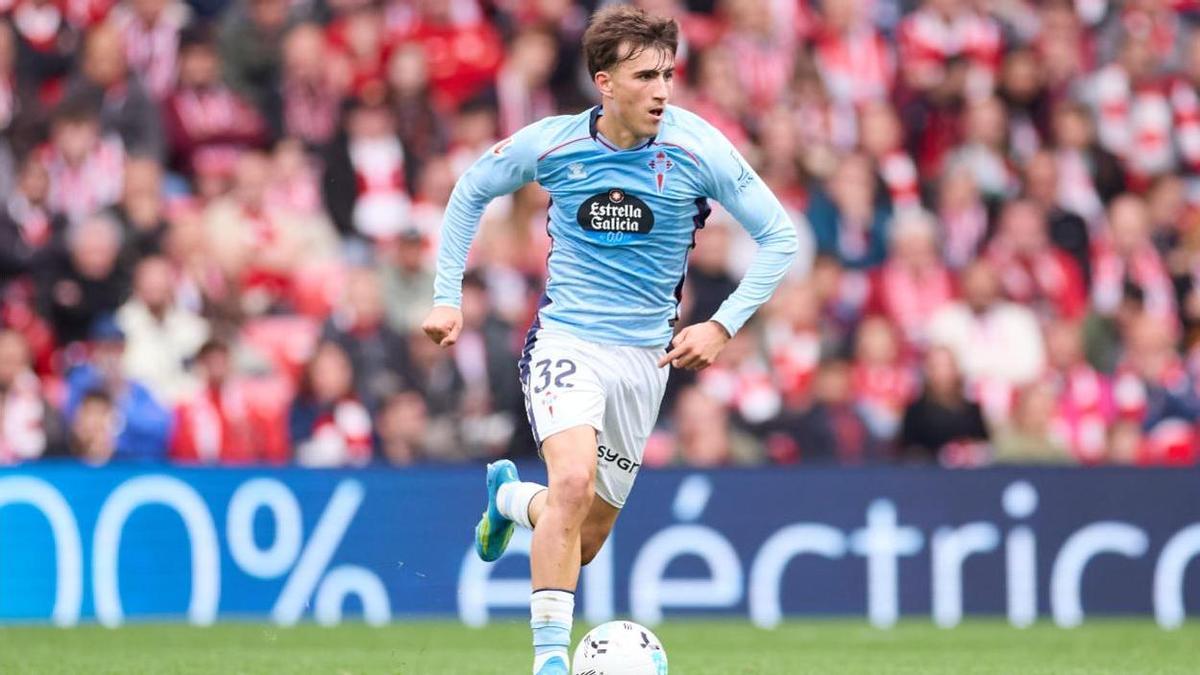 Javi Rodríguez conduce el balón en San Mamés.