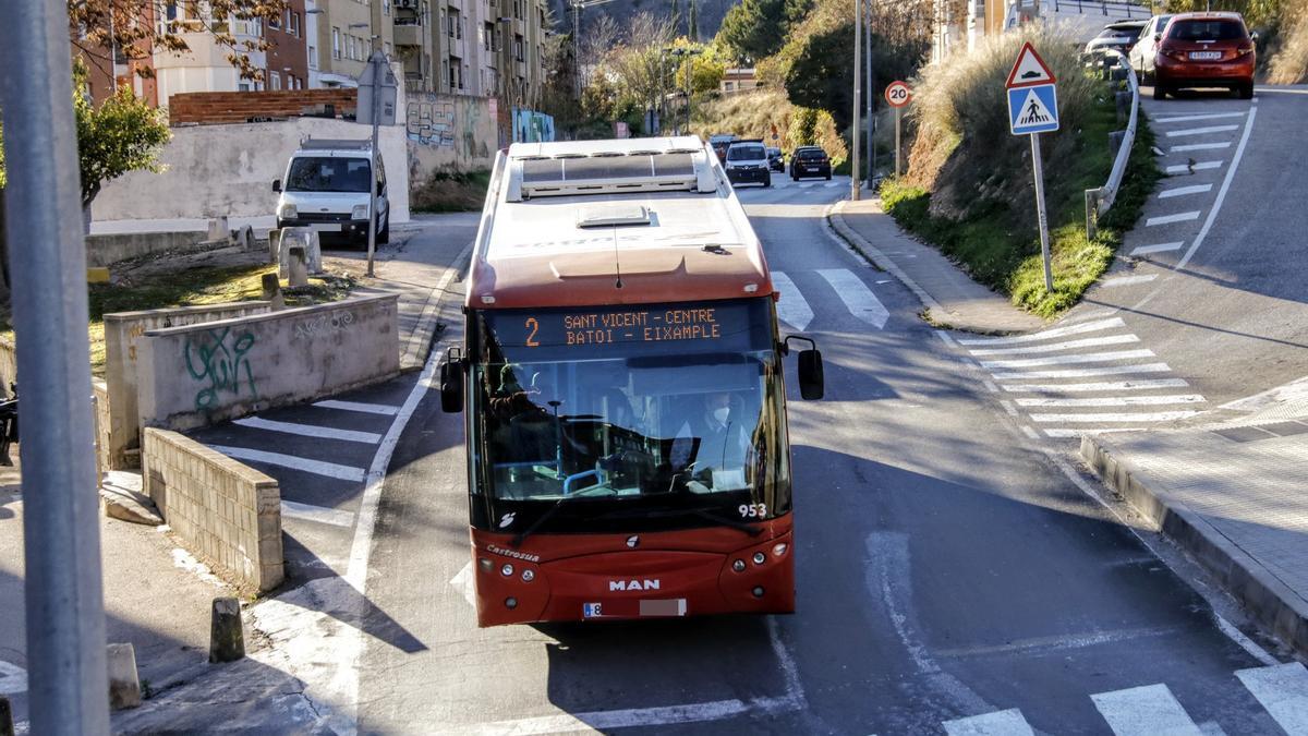 Autobús urbano de Alcoy por la calle Escultor Peresejo, en la parte alta del Ensanche.