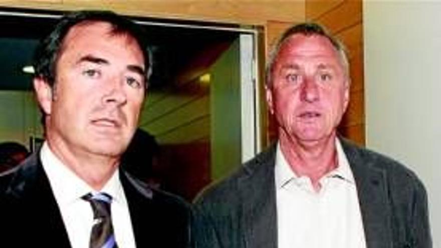 CRUYFF: &quot;FLORENTINO NO TIENE NI IDEA DE FUTBOL&quot;