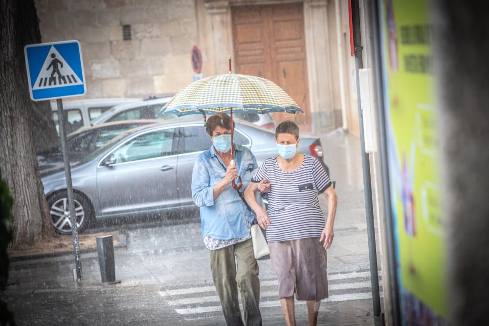 Un buen chaparrón ha sorprendido a primera hora a los peatones en el centro histórico de Orihuela. Las lluvias y tormentas se prolongarán esta tarde con posibilidad de granizo.