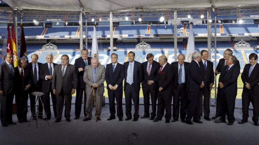 Florentino Pérez (c), durante su toma de posesión como presidente del Real Madrid en un acto celebrado hoy en el palco de honor del Santiago Bernabéu, junto a su nueva Junta Directiva.