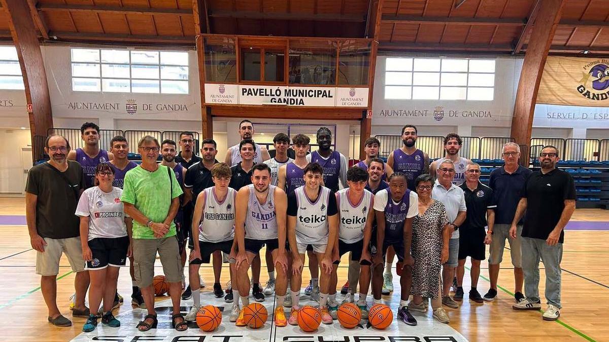 Foto de familia con jugadores, técnicos y directivos de Proinbeni UpB Gandia en el inicio de la pretemporada