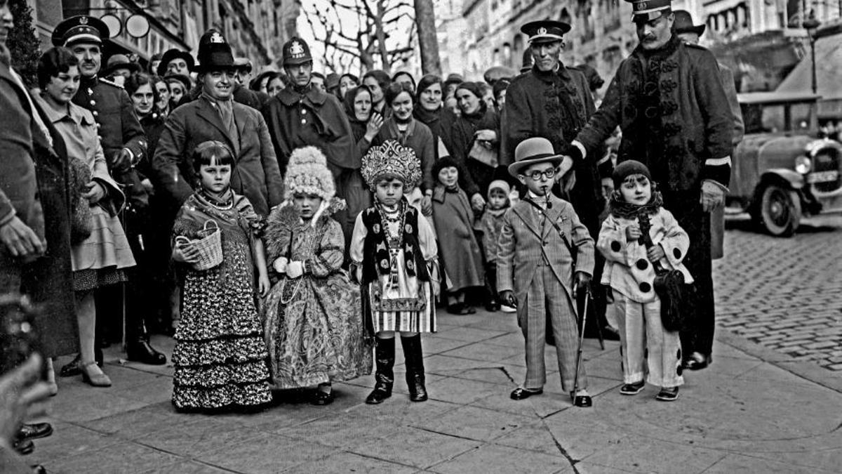 Gran Certamen Infantil de Trajos al Teatre Novetats de Barcelona, febrer de 1930.