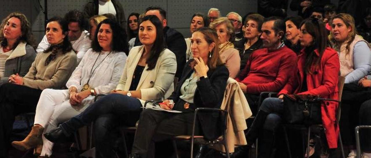 Ana Pastor, junto a Marta Rodríguez y Elena Suárez en el foro del PP de Vilagarcía. // Iñaki Abella