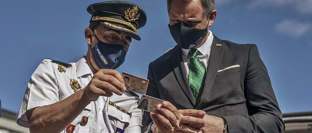 José Miñones, delegado del Gobierno, observando un modelo de documento europeo. |   // BRAIS LORENZO