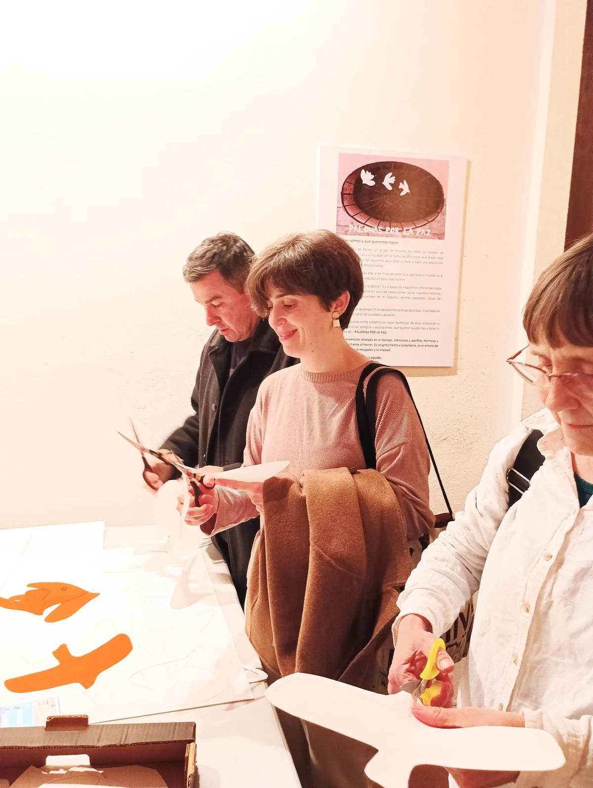 Varis personas, recortando palomas.