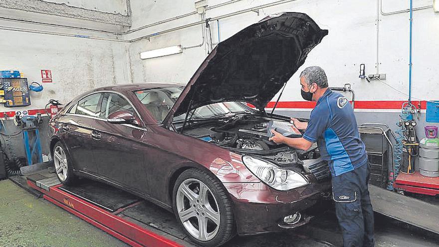 Un mecánico de talleres Rada comprueba el estado del motor del vehículo