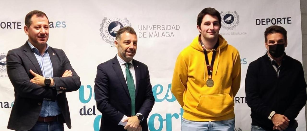 Julio Suárez luce la medalla que le corona como campeón universitario