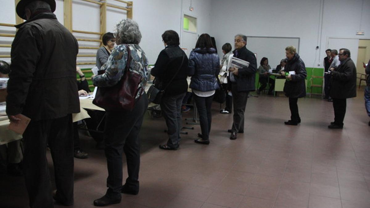 Colas para votar en un instituto de Tarragona