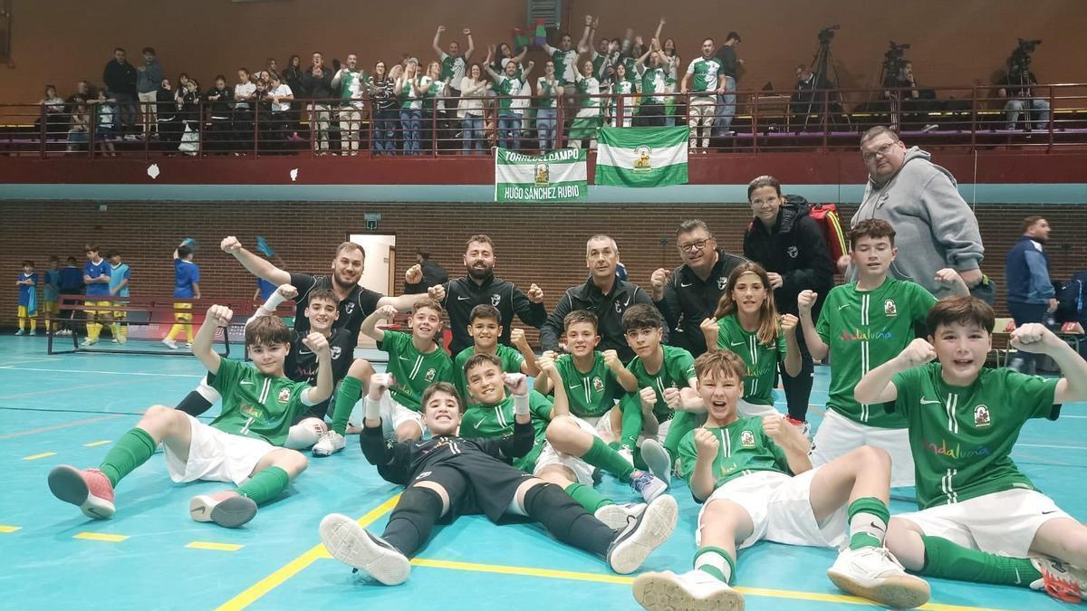 La selección andaluza sub 12 de fútbol sala celebra el bronce nacional.