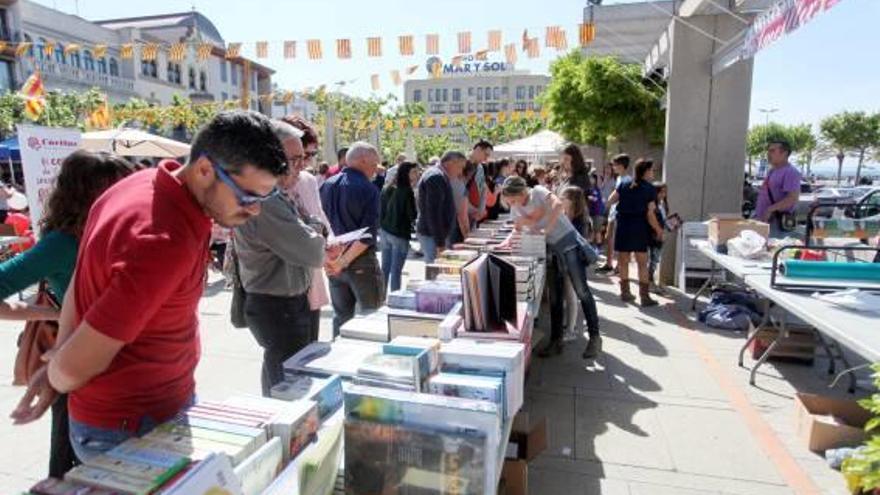 La plaça Major de Roses s&#039;omple de parades de llibres