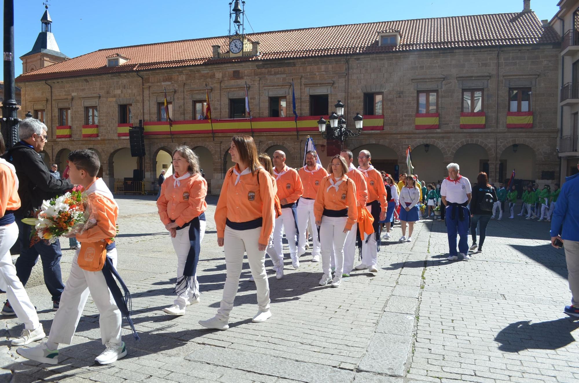 Fiestas de la Veguilla en Benavente: La patrona procesiona blindada por las doce peñas oficiales