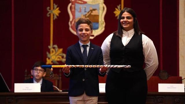 Ignacio Alonso recibiendo la vara de mando