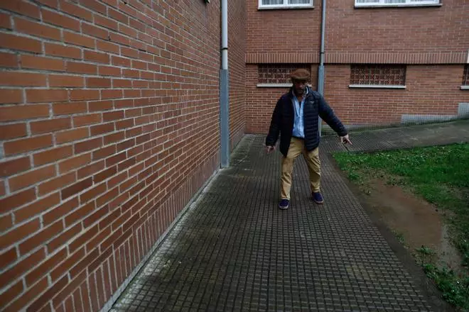 El enfado de los inquilinos de pisos de Vipasa en El Pozón: "Hay grietas muy feas y hasta aguarones"
