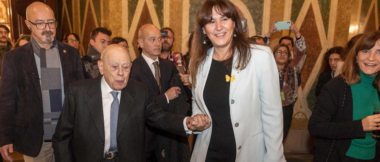 L’expresident de la Generalitat Jordi Pujol i la presidenta de Junts, Laura Borràs, ahir al Parlament.