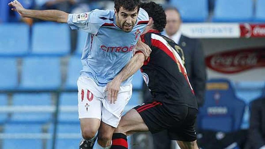 Trashorras desborda a un contrario en el encuentro de Liga jugado en Balaídos ante el Rayo Vallecano.