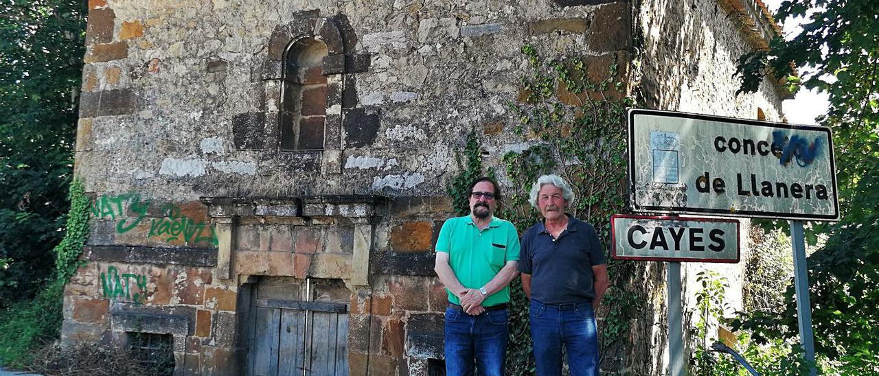 Por la izquierda, Luis Álvarez y Ramón Cuervo, delante de la capilla de Cayés, en Llanera. | A. I.