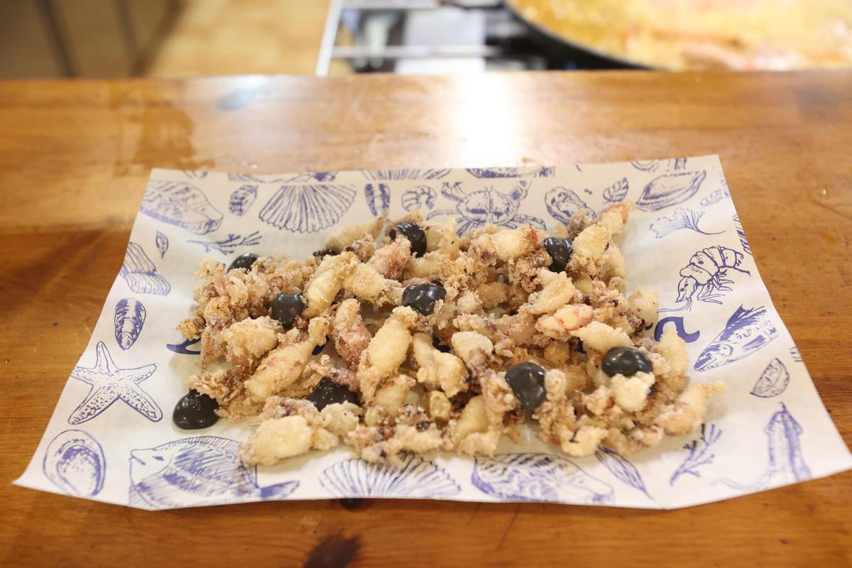 chopitos de lonja con alioli de su tinta.