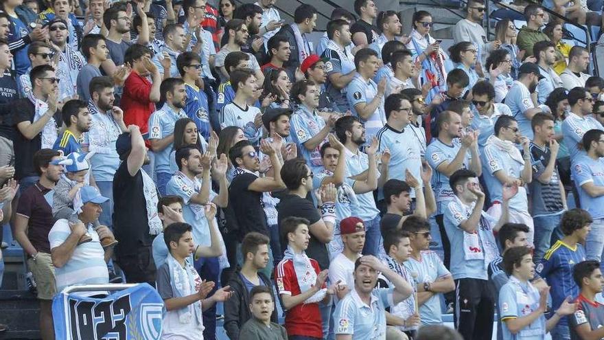 Aficionados del Celta en una de las gradas de Balaídos. // José Lores