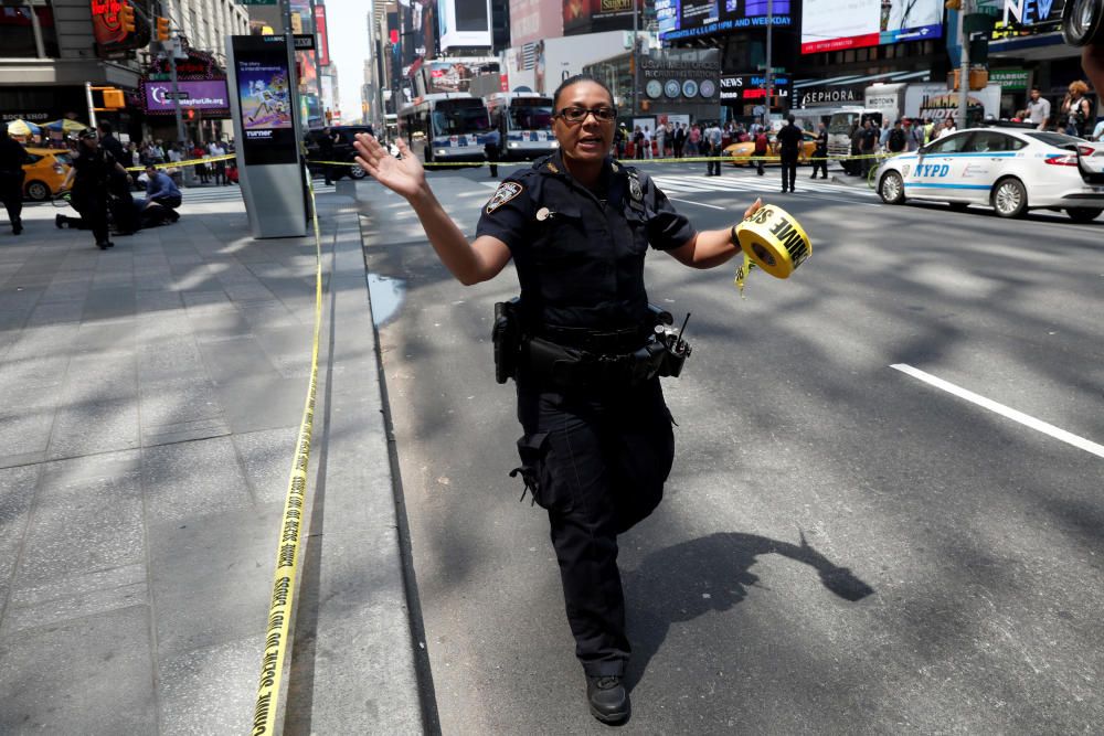 Un coche atropella a una multitud en Times Square