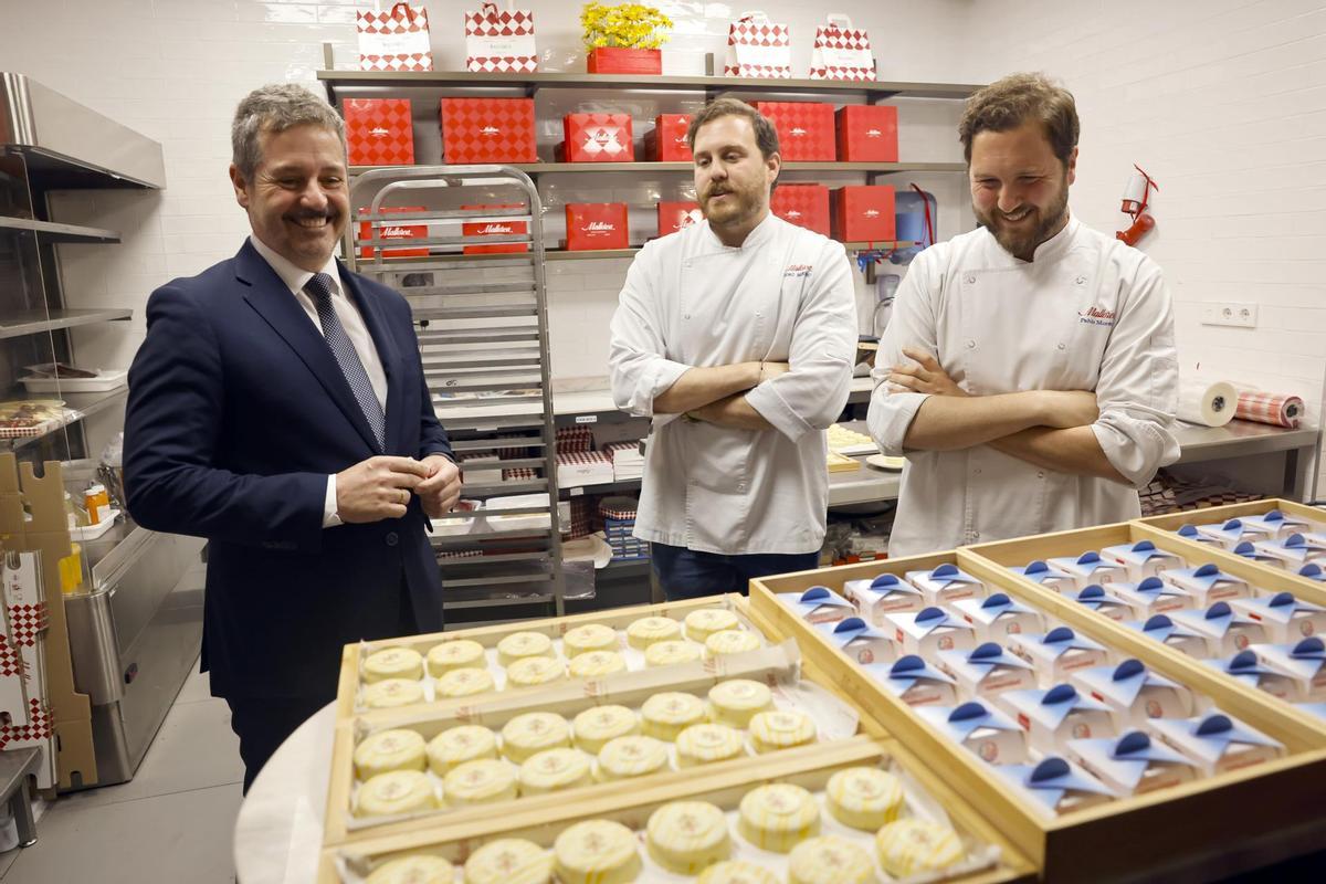 Mariano de Paco Serrano y Pastelería Mallorca presentan el dulce homenaje a León XIV