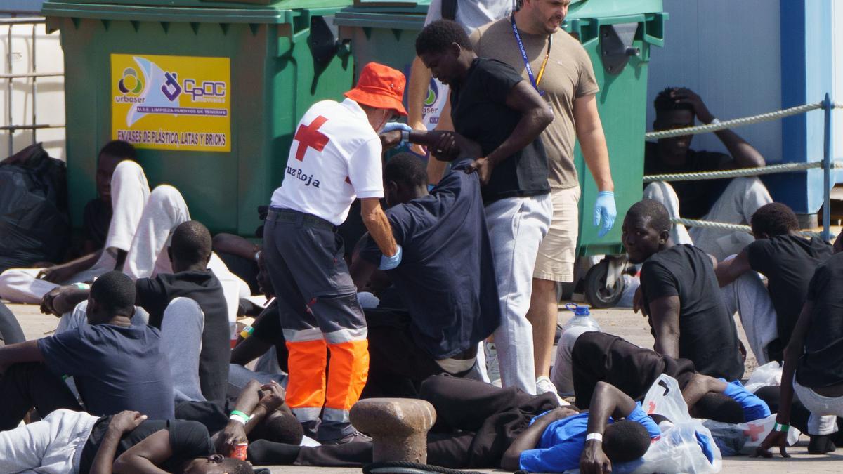 Salvamento Marítimo traslada a Tenerife una embarcación con 65 migrantes y un fallecido