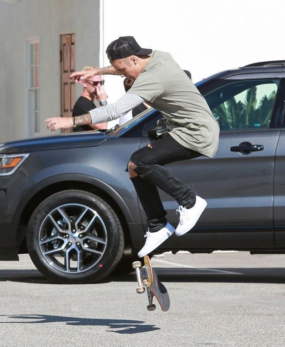 Justin Bieber salta con el monopatín con la camiseta puesta
