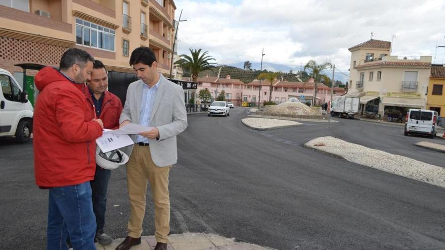 El alcalde de Coín, Francisco Santos, ha supervisado los trabajos de asfaltado de la avenida Rey Juan Carlos.